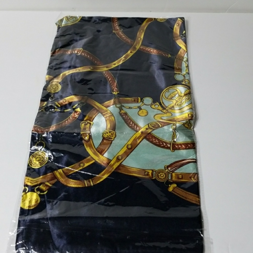 Beautiful silk Scarf - Picture 6 of 7